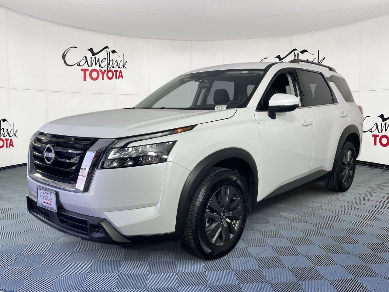 Used 2025 Nissan Pathfinder SV image 2