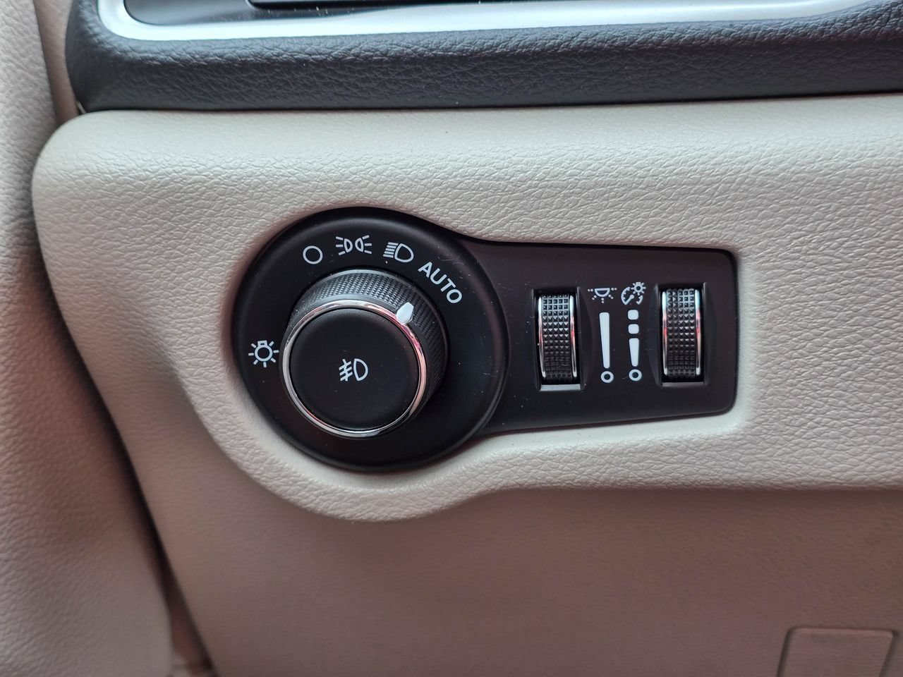 Used 2024 Chrysler Pacifica Limited FWD image 24