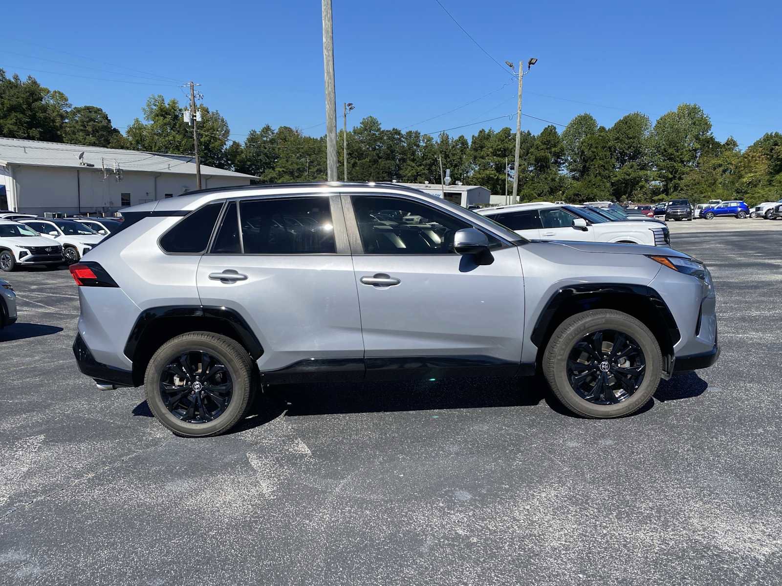 Used 2022 Toyota RAV4 SE image 4