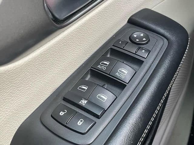 Used 2022 Chrysler Pacifica Touring-L image 32