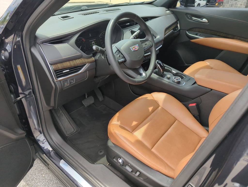 Used 2022 Cadillac XT4 Premium Luxury w/ Enhanced Visibility Package FWD image 11