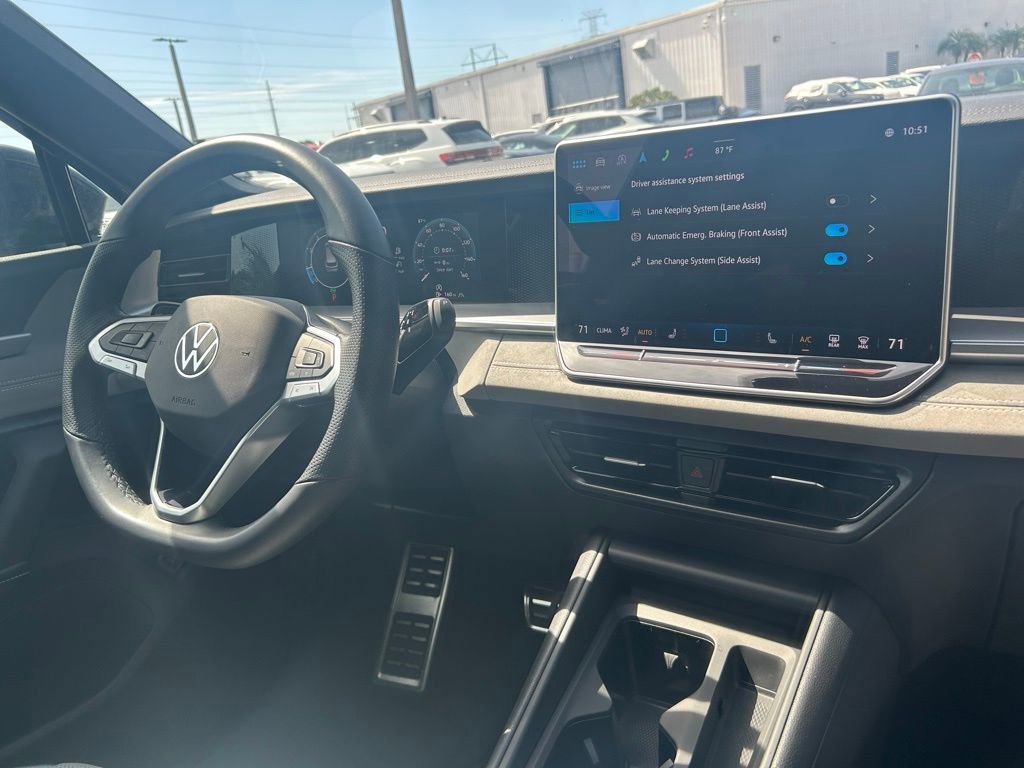 Certified 2025 Volkswagen Tiguan SE R-Line AWD/4WD image 39