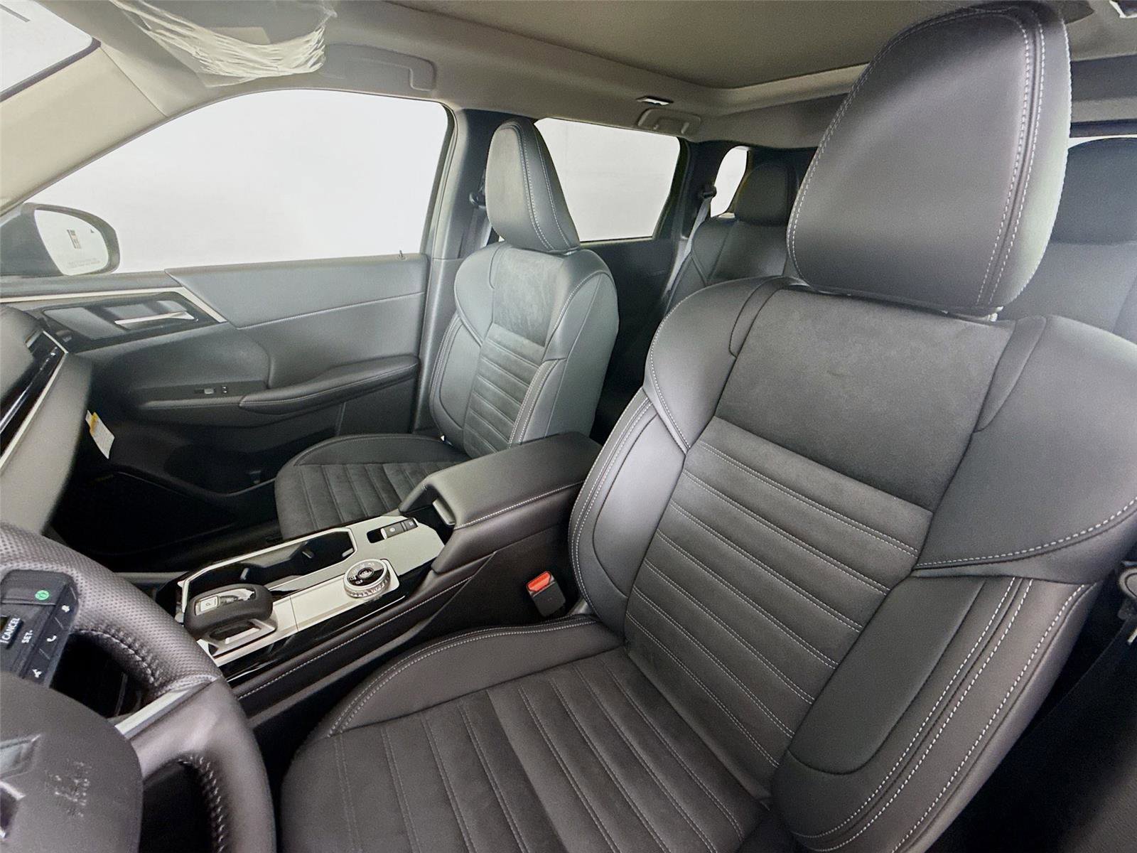 New 2026 Mitsubishi Outlander SE image 2