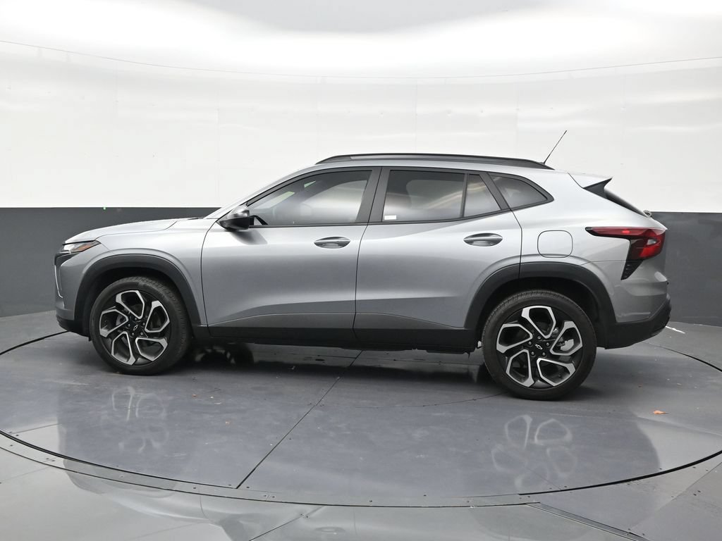 Used 2025 Chevrolet Trax RS w/ Sunroof Package FWD image 2