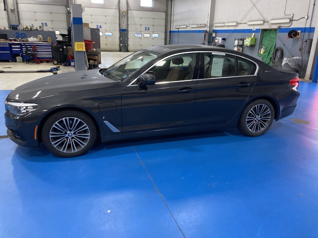 Used 2019 BMW 530e xDrive w/ Convenience Package AWD/4WD image 4