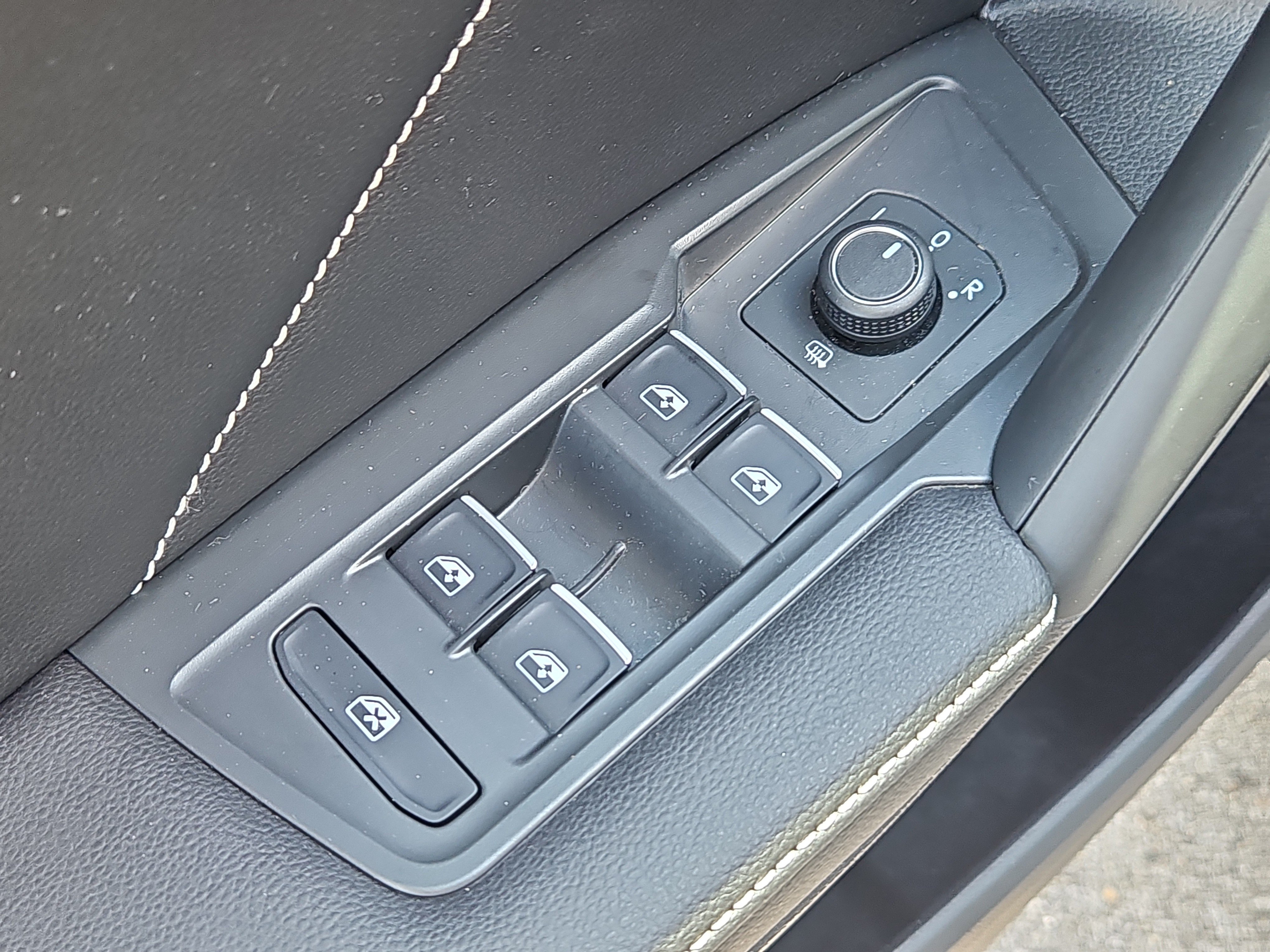 Certified 2024 Volkswagen Tiguan SE R-Line AWD/4WD image 21
