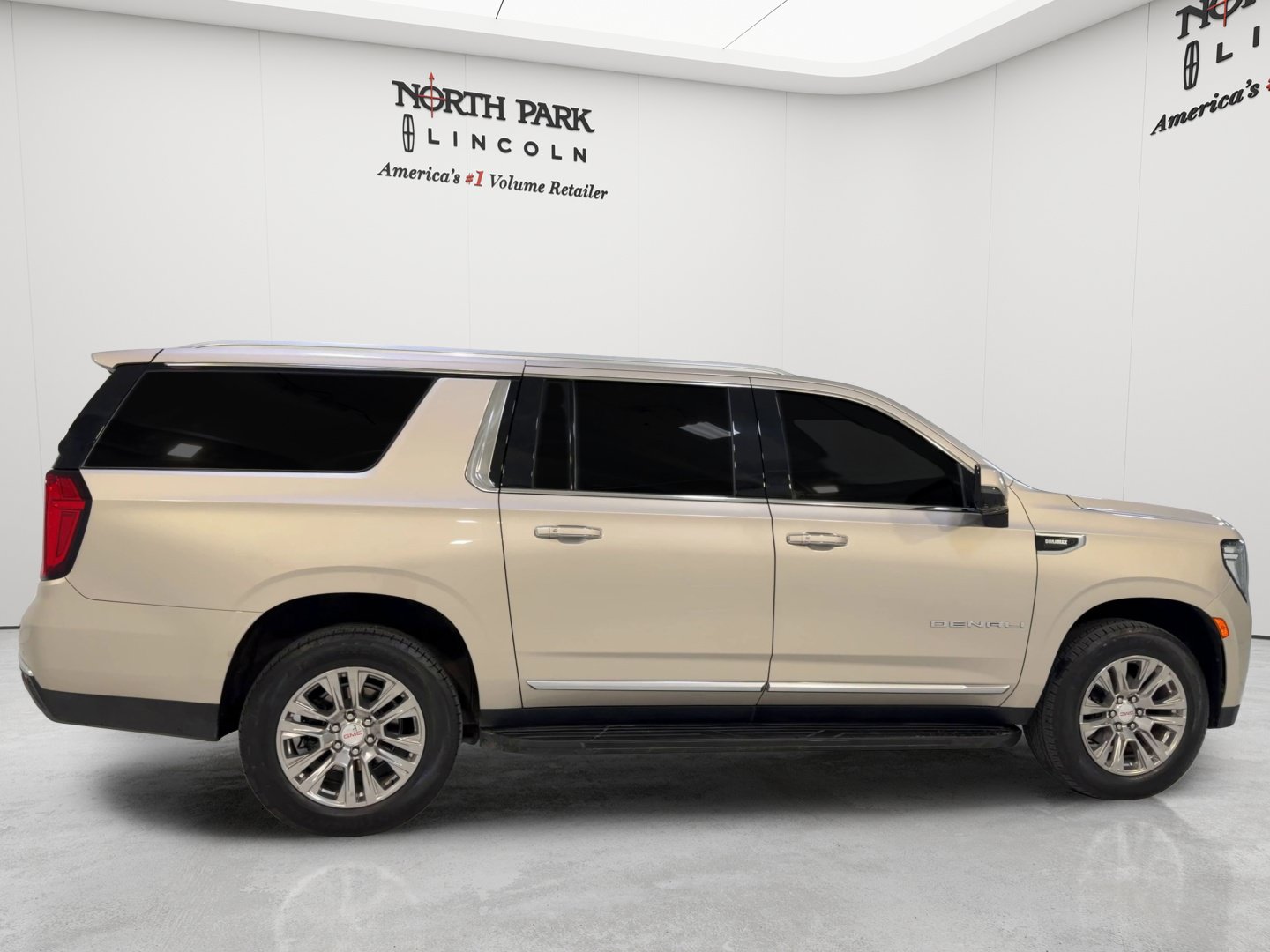 Used 2023 GMC Yukon XL Denali AWD/4WD image 2