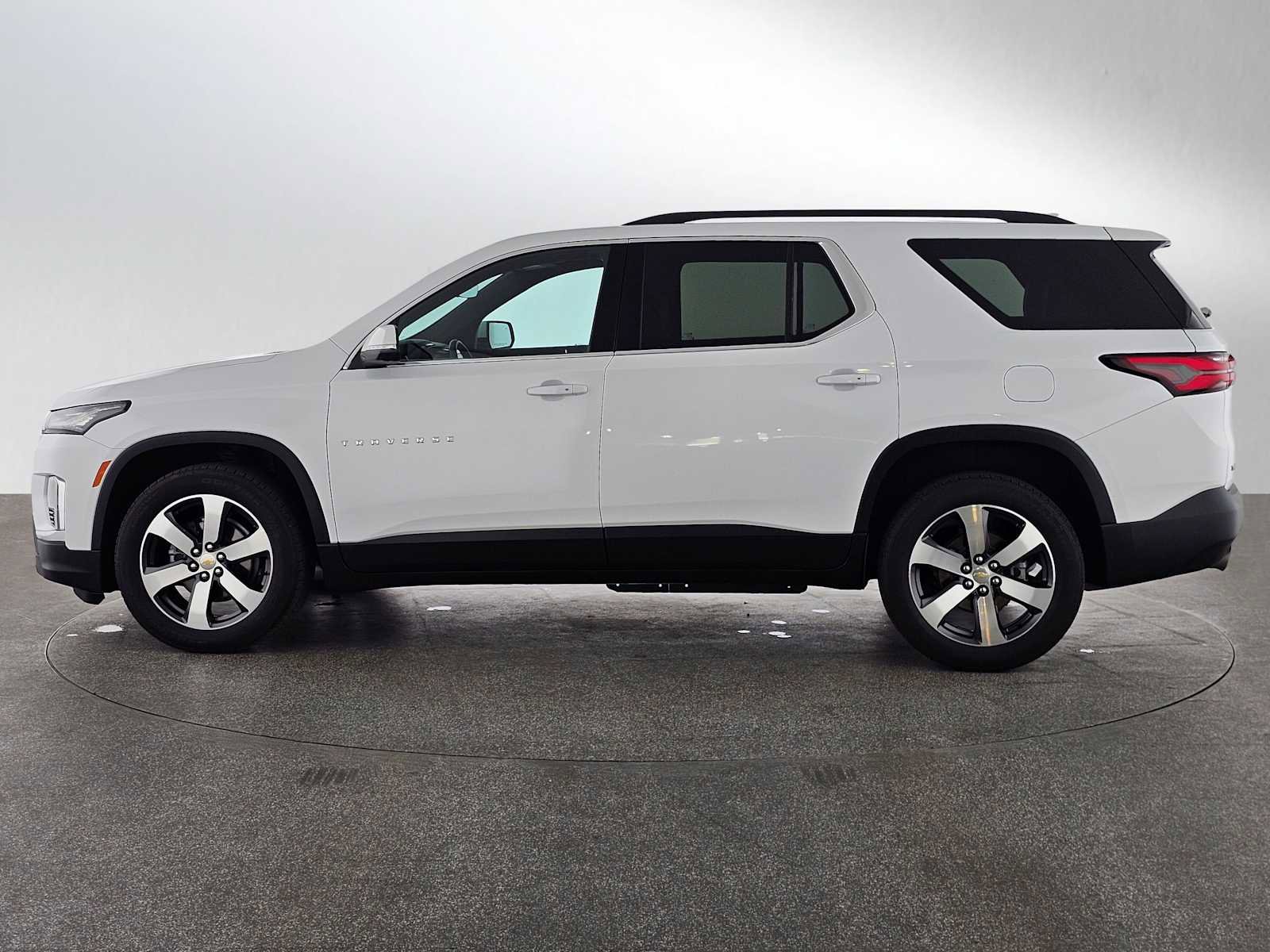 Used 2023 Chevrolet Traverse LT w/ LT Premium Package FWD image 6
