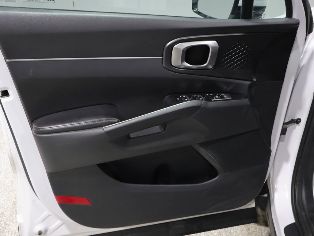 Used 2022 Kia Sorento LX image 13