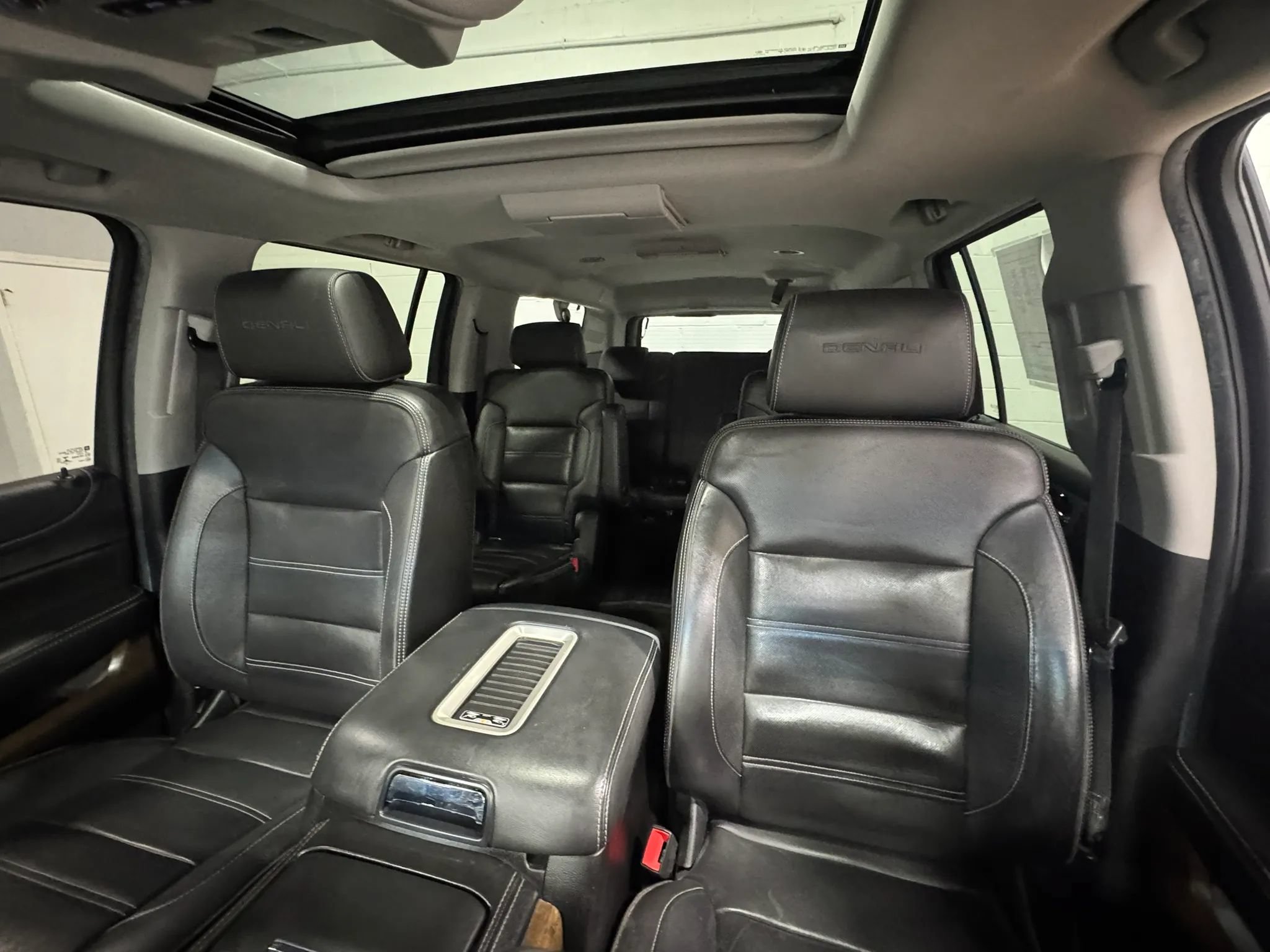Used 2018 GMC Yukon XL Denali w/ Denali Ultimate Package AWD/4WD image 16
