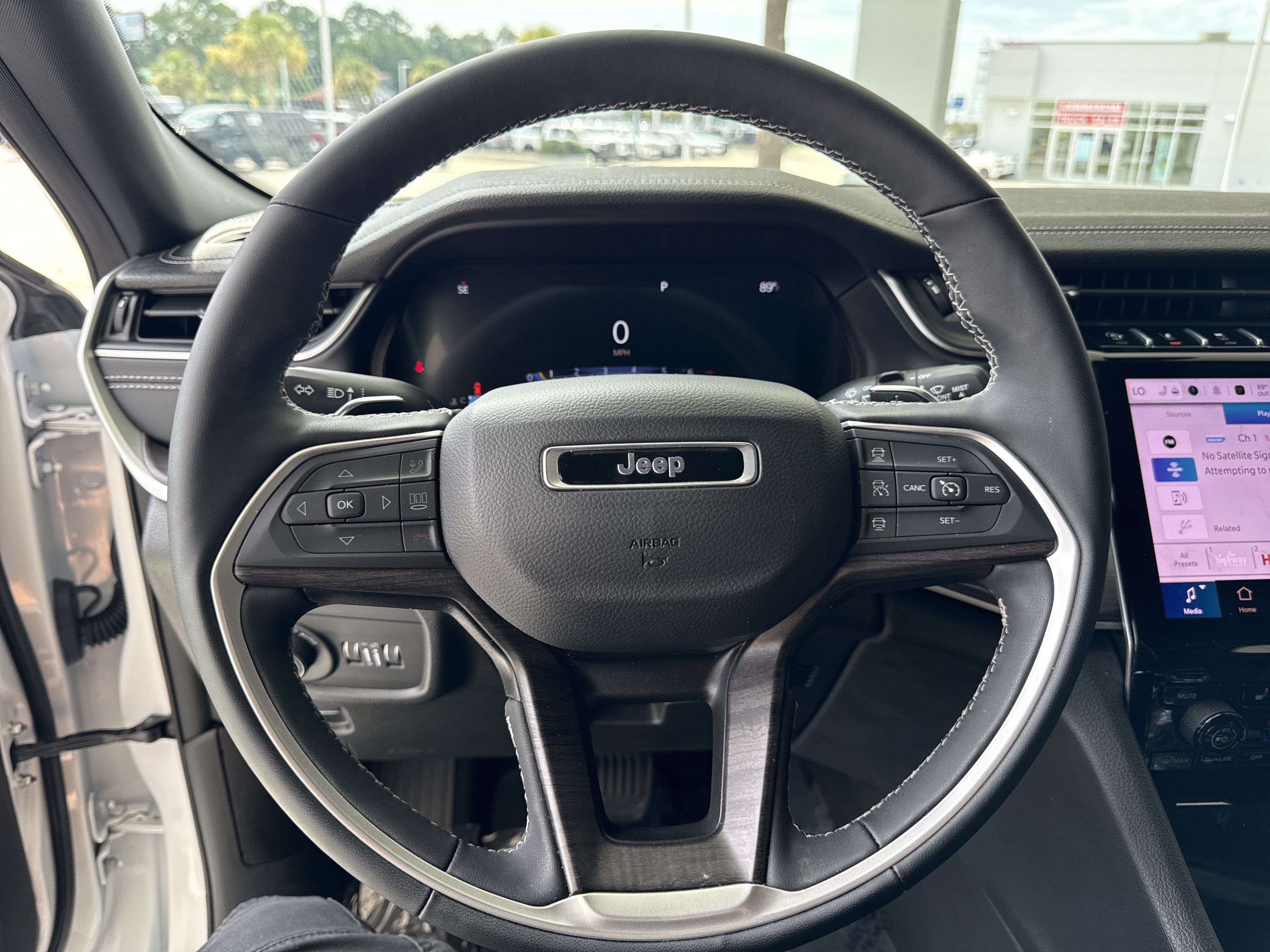 Used 2025 Jeep Grand Cherokee Limited AWD/4WD image 17