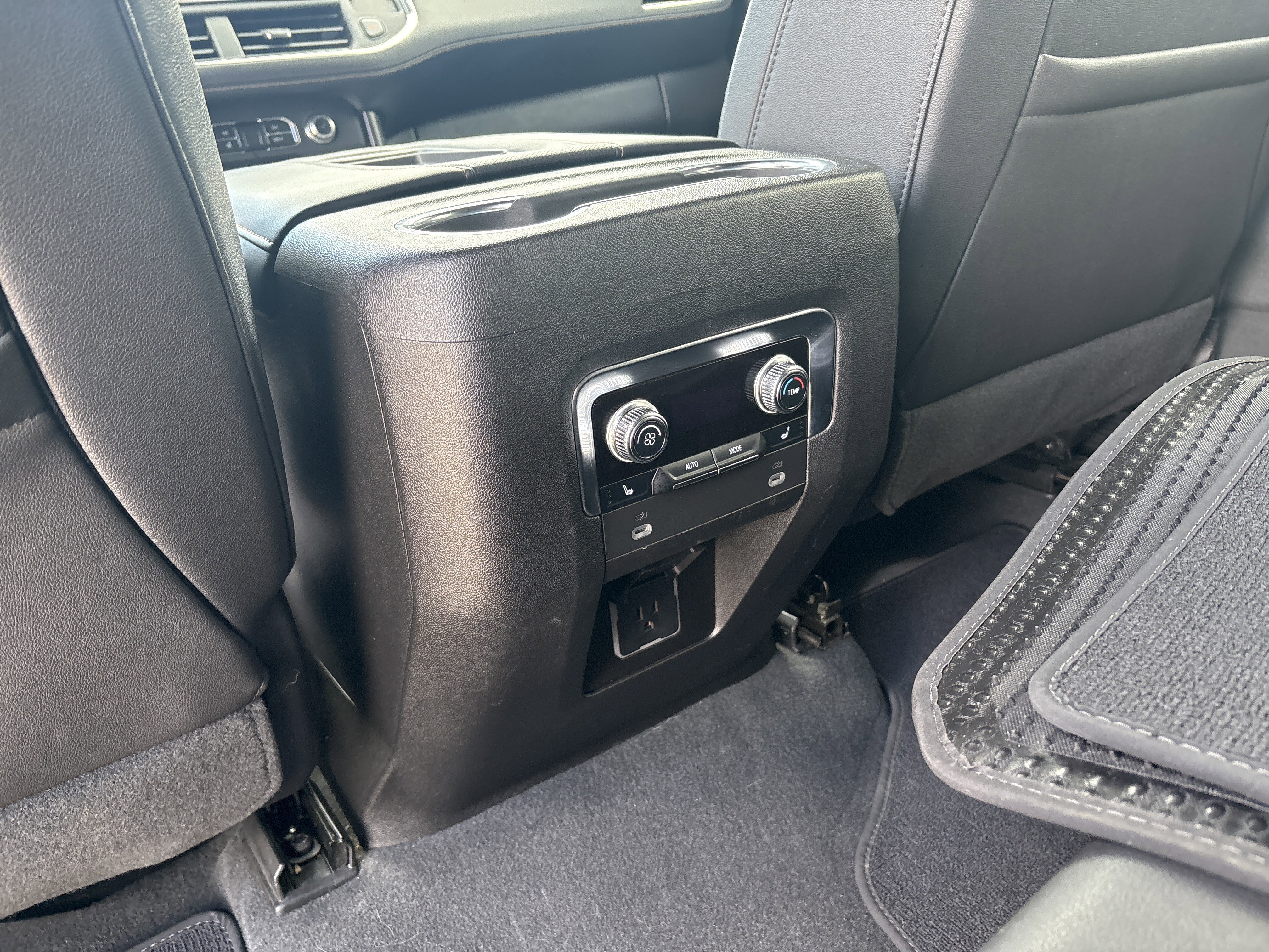 Used 2023 GMC Yukon XL AT4 AWD/4WD image 16