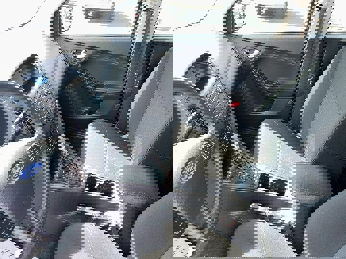 Used 2018 Ford Focus SE w/ SE Appearance Package image 13