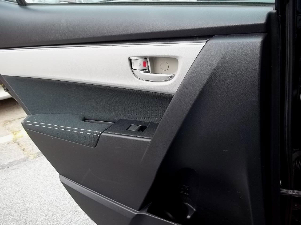 Used 2017 Toyota Corolla LE image 8