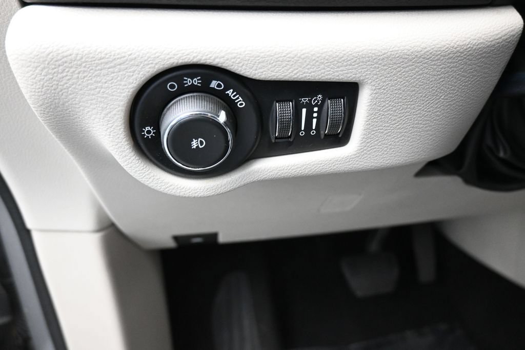 Used 2017 Chrysler Pacifica Touring-L FWD image 12