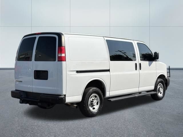 Used 2018 Chevrolet Express 3500 w/ Driver Convenience Package RWD image 3
