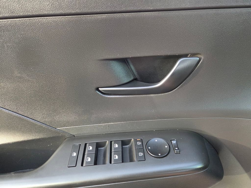 Used 2025 Hyundai Kona SE image 24