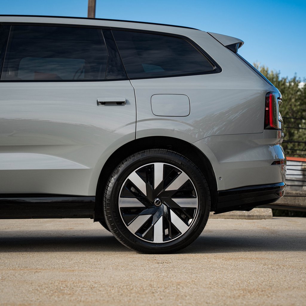 Certified 2025 Volvo EX90 Ultra image 4