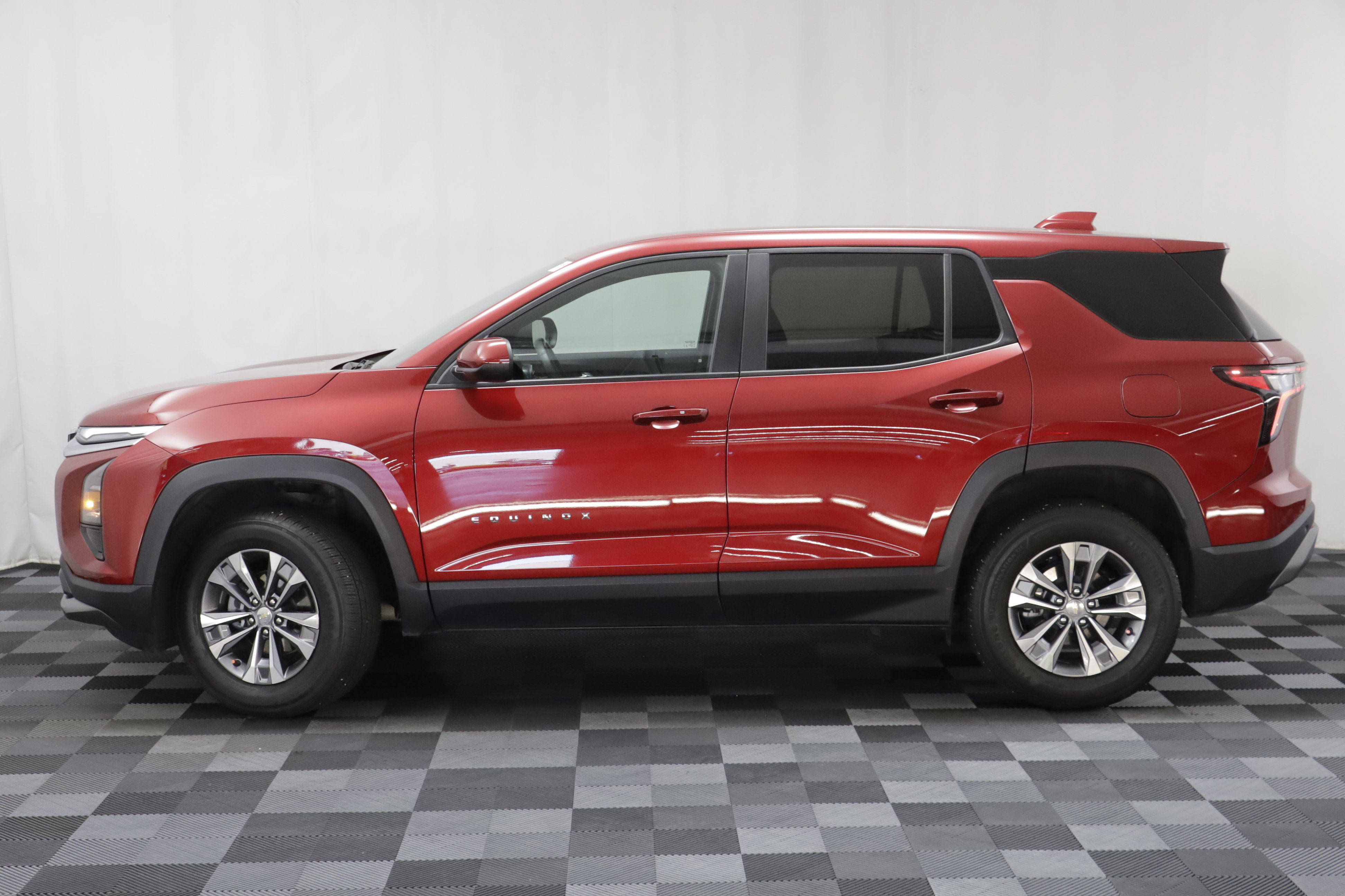 Used 2025 Chevrolet Equinox LT w/ LPO, Floor Liner Package FWD image 4