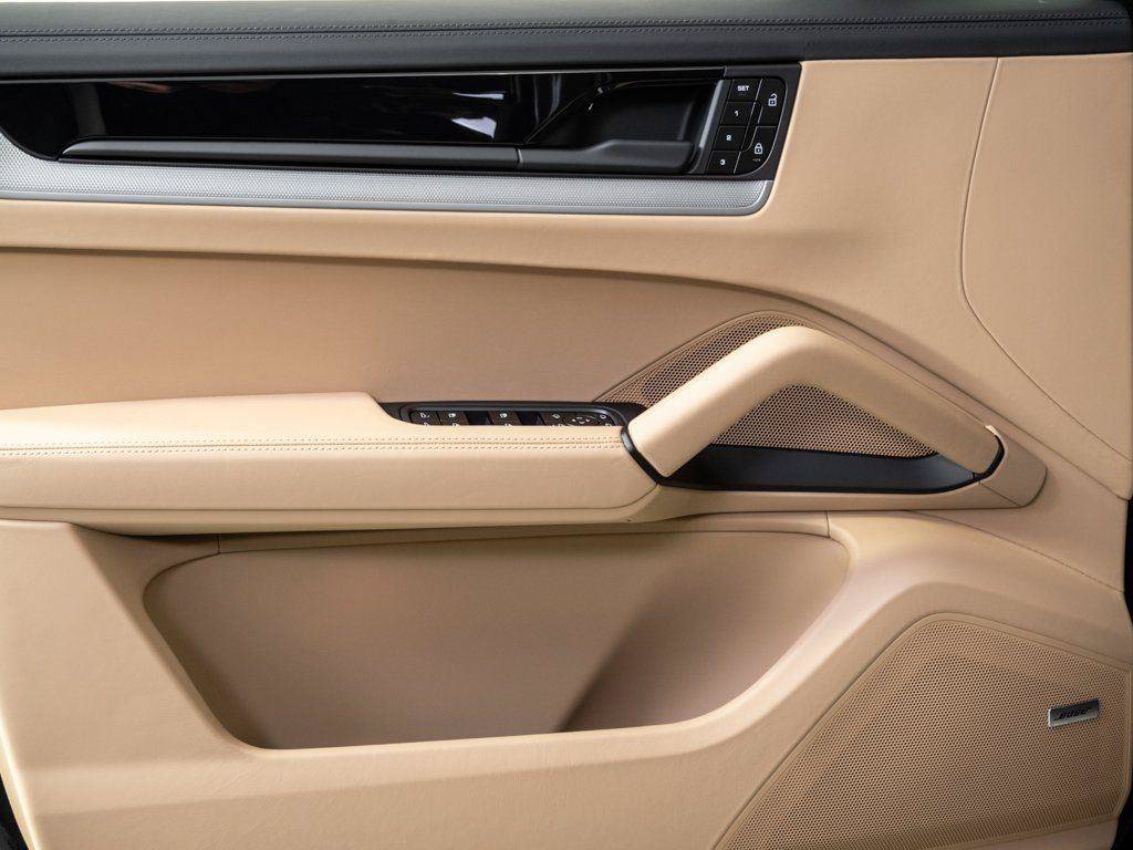 Certified 2026 Porsche Cayenne Coupe AWD/4WD image 6