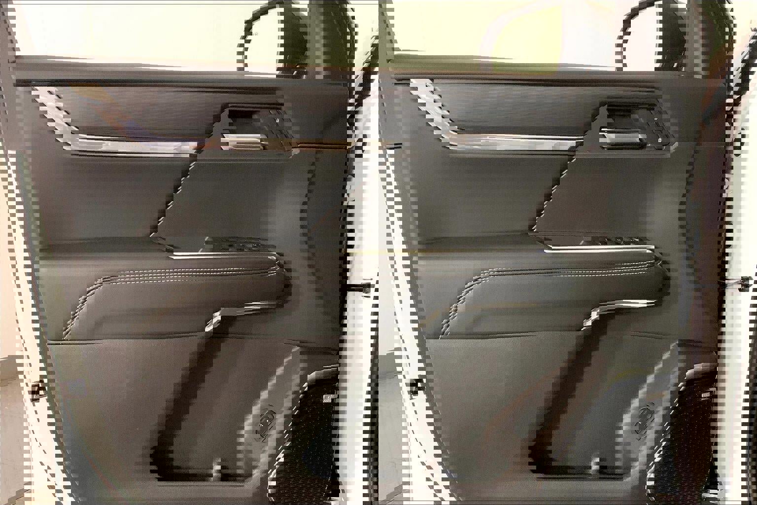 Used 2025 GMC Acadia Elevation image 25