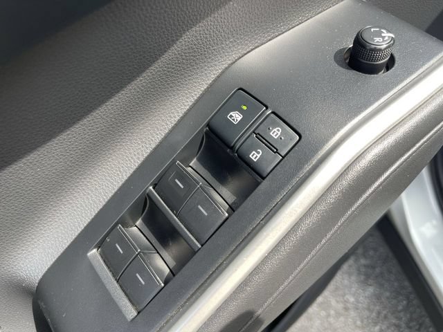 Used 2020 Toyota Highlander XLE FWD image 13