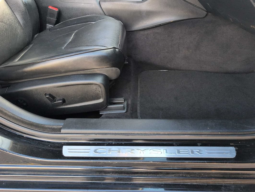 Used 2017 Chrysler 300 C RWD image 17