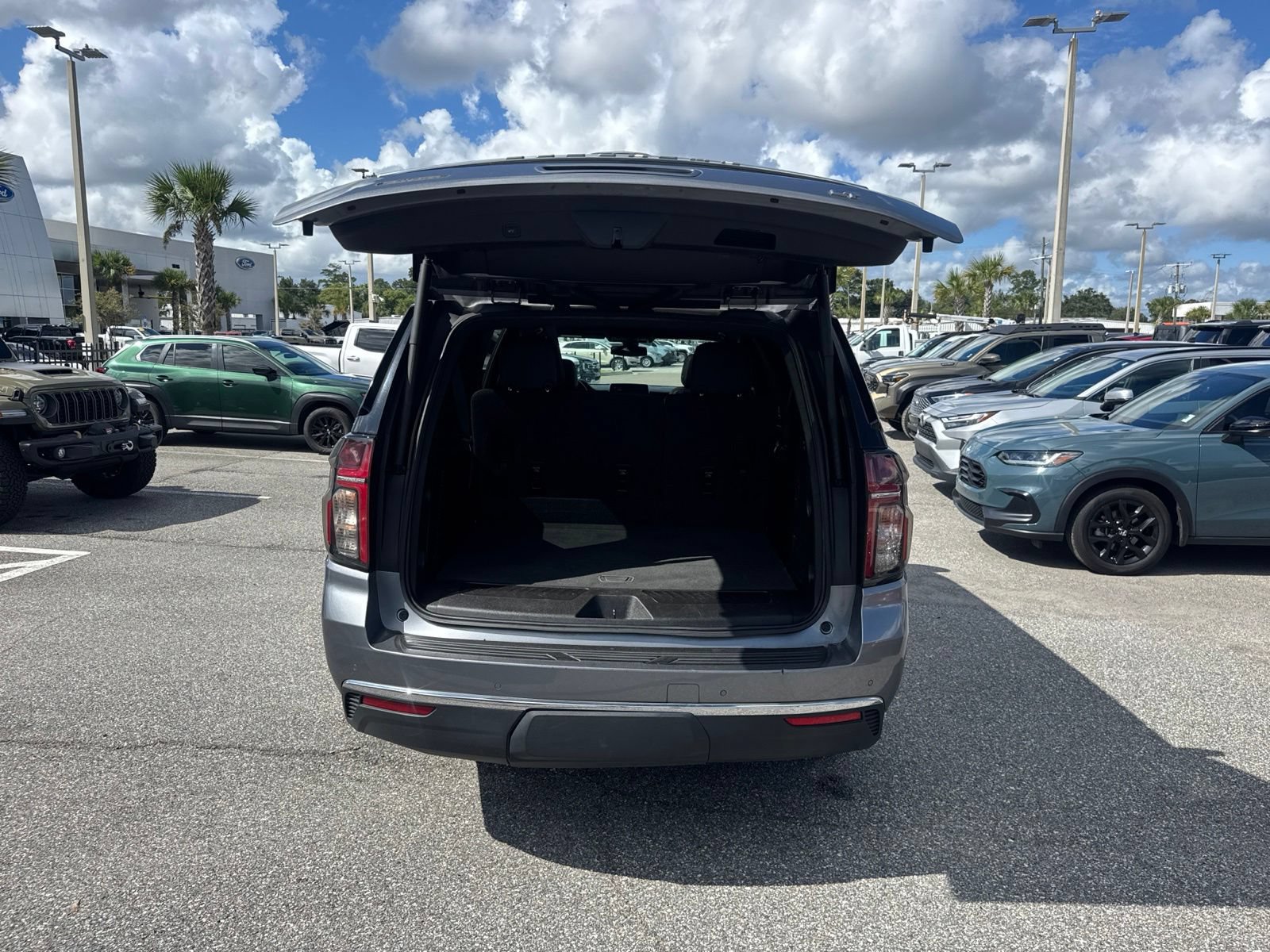Used 2022 Chevrolet Suburban LT RWD image 9