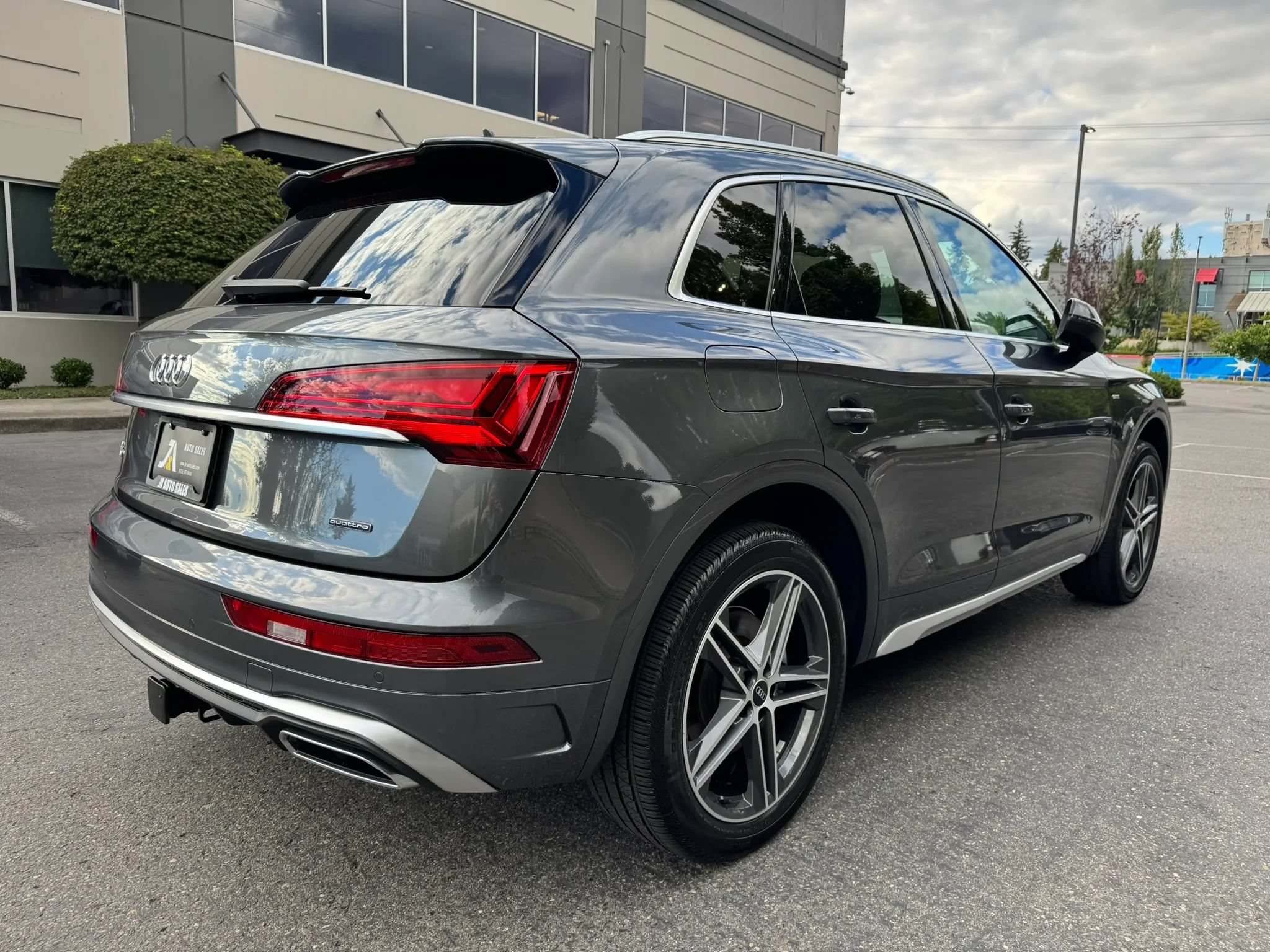 Used 2022 Audi Q5 e Premium Plus w/ Premium Plus Package AWD/4WD image 10