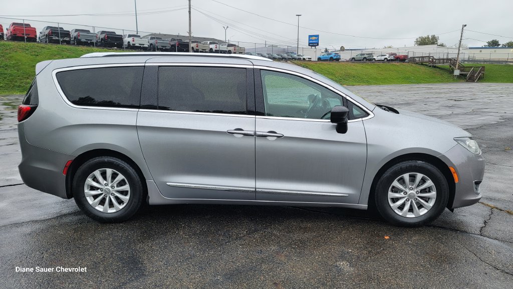 Used 2018 Chrysler Pacifica Touring-L FWD image 14