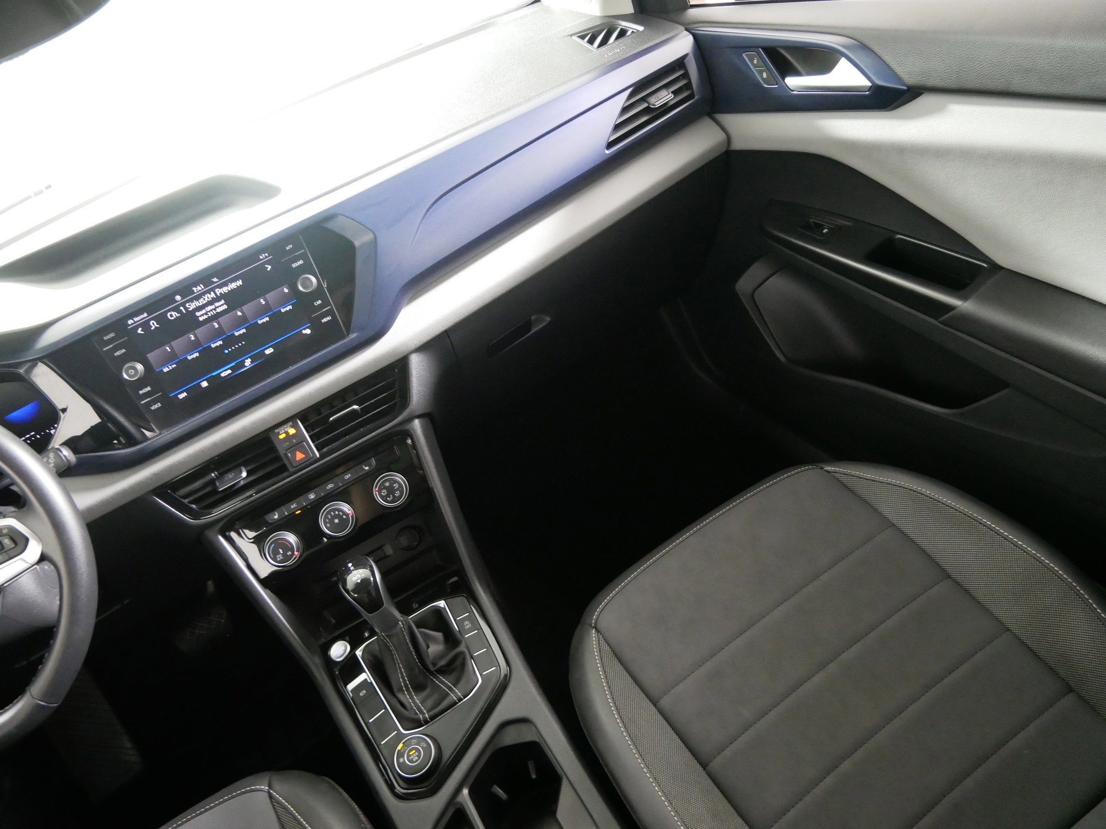 Certified 2023 Volkswagen Taos SE w/ Panoramic Sunroof Package image 11