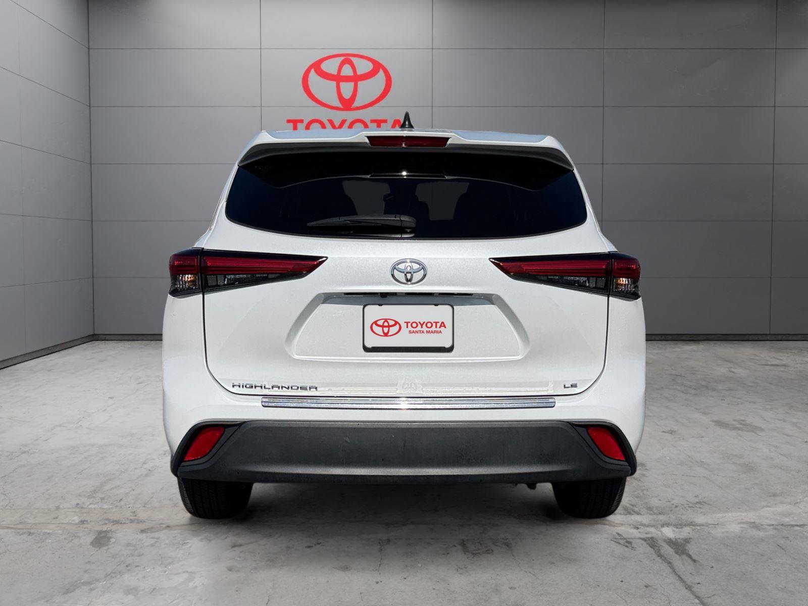 Used 2023 Toyota Highlander LE FWD image 4