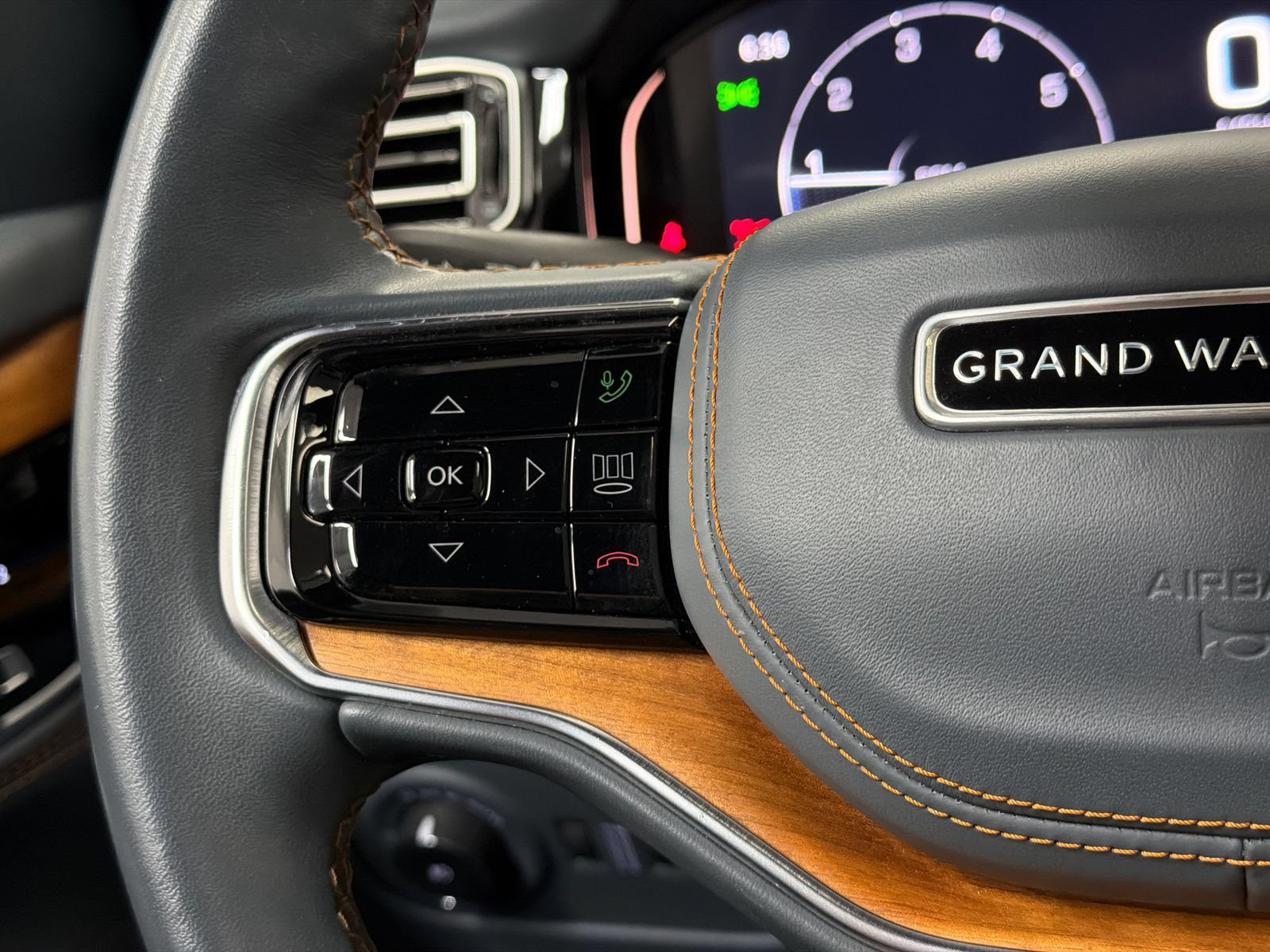 Used 2023 Jeep Grand Wagoneer L Series II w/ Premium Group II AWD/4WD image 29