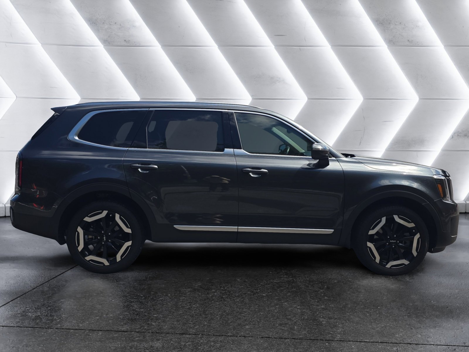 Used 2024 Kia Telluride EX w/ EX Captain's Chair Package image 6