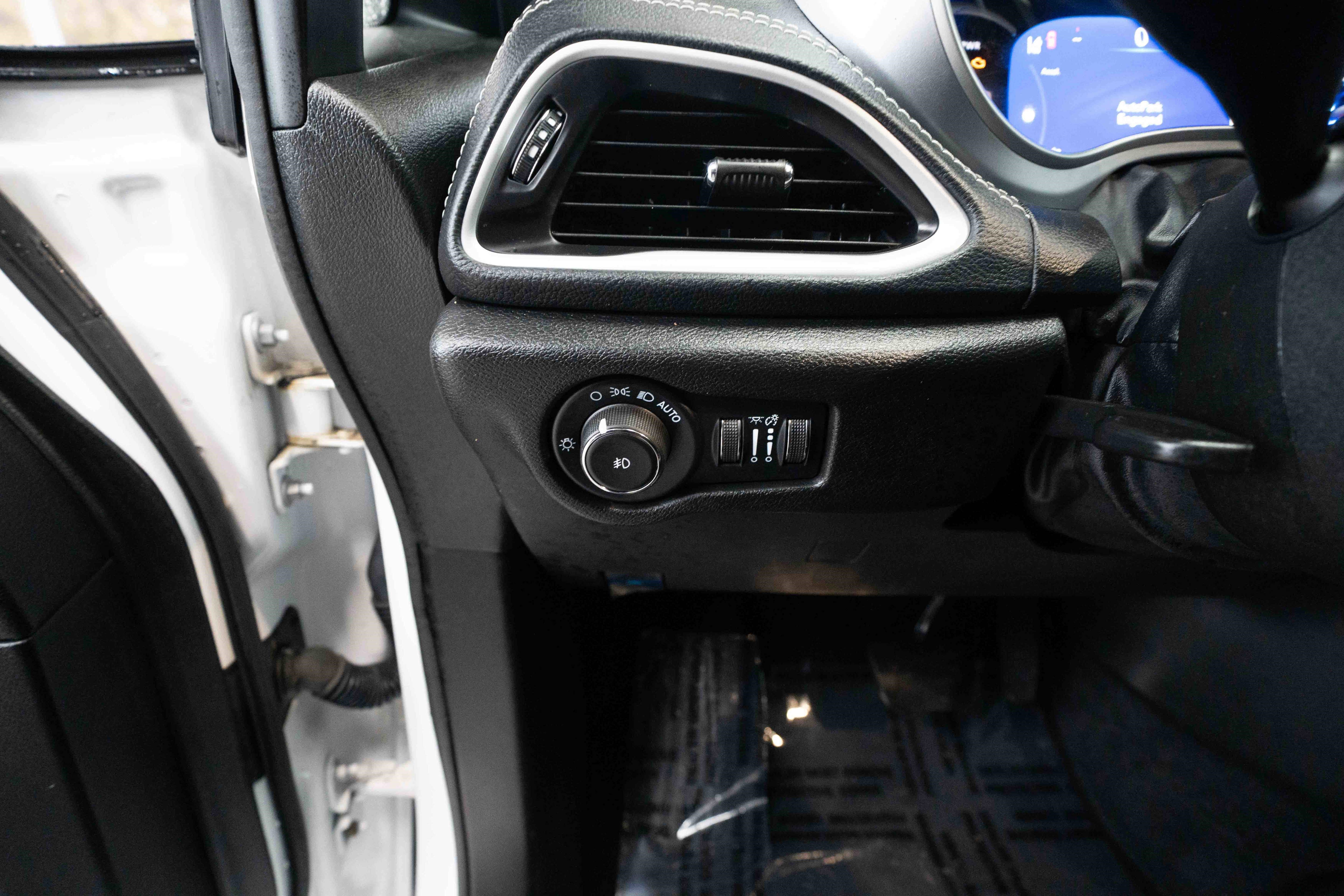 Used 2022 Chrysler Pacifica Touring-L w/ Uconnect Theater Family Group image 11