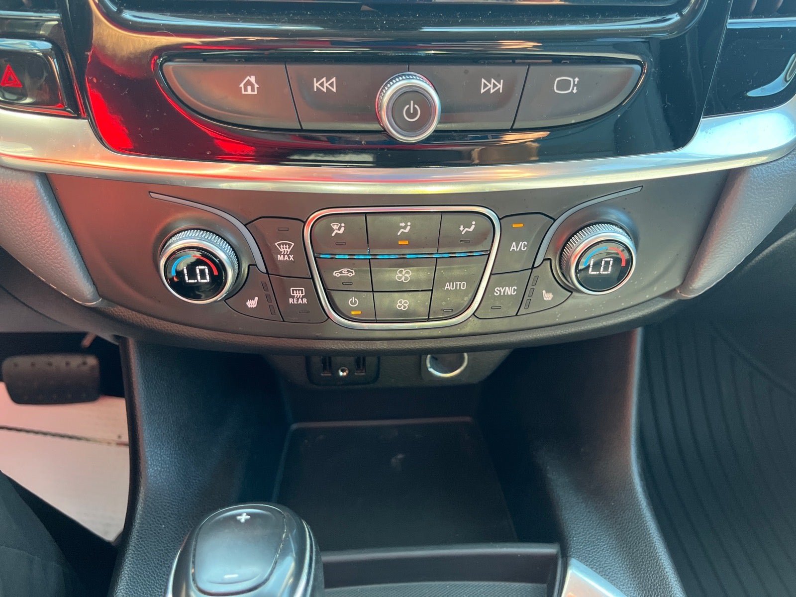 Used 2019 Chevrolet Traverse LT w/ LT Premium Package AWD/4WD image 30