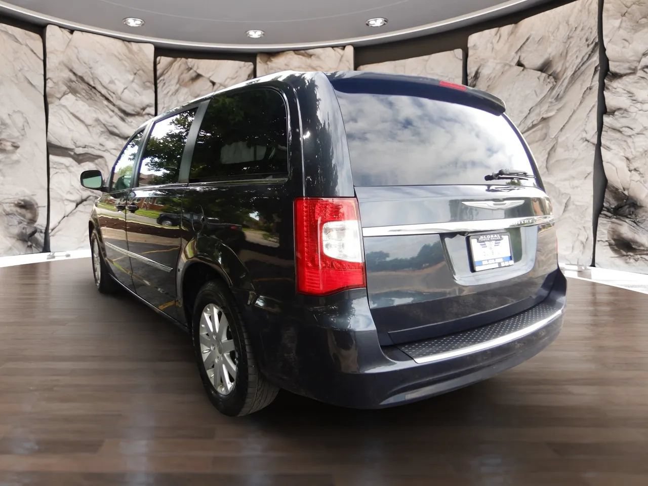 Used 2014 Chrysler Town & Country Touring FWD image 7