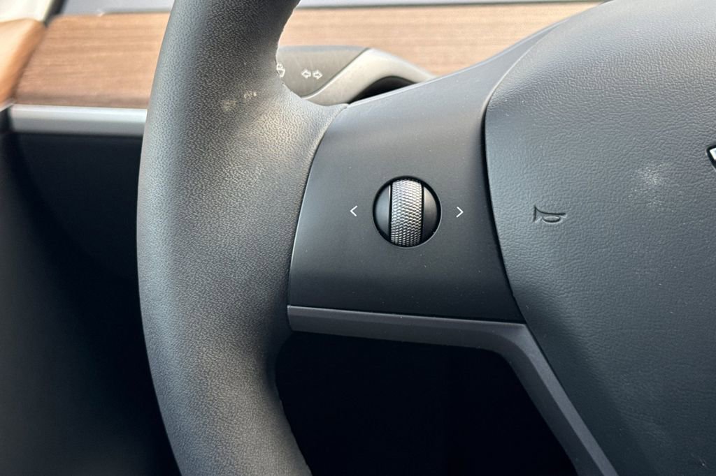 Used 2024 Tesla Model Y 2WD image 28