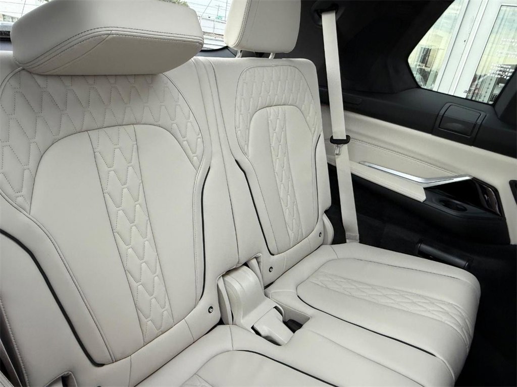 New 2026 BMW X7 M60i image 5