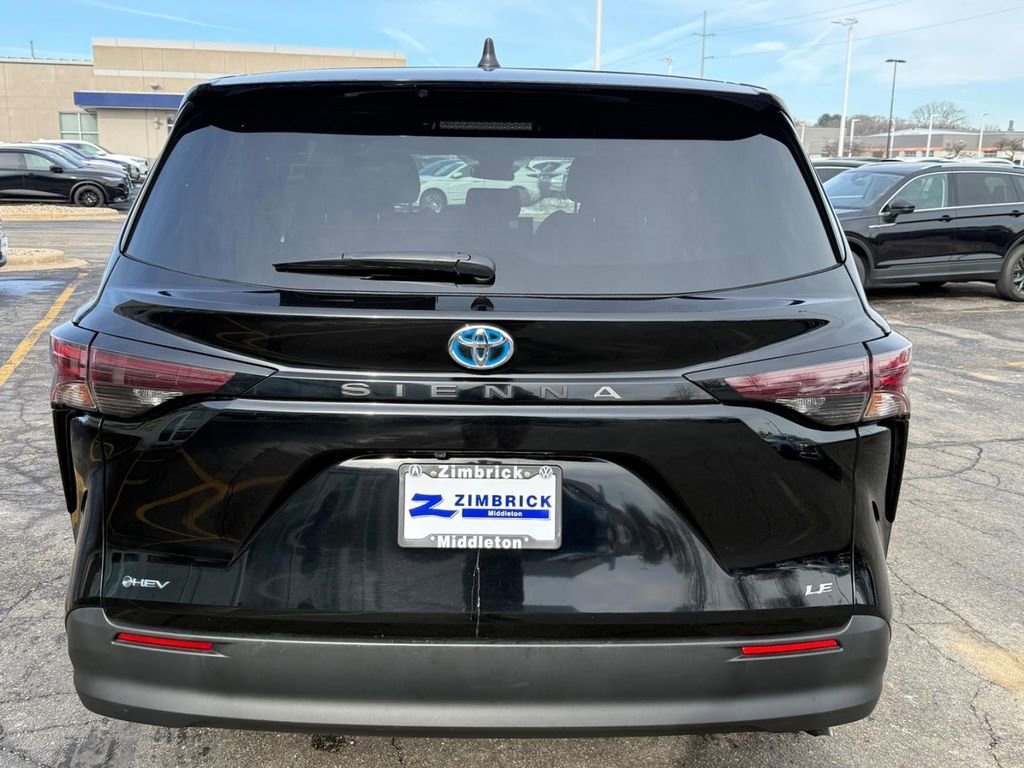 Used 2025 Toyota Sienna LE FWD image 4