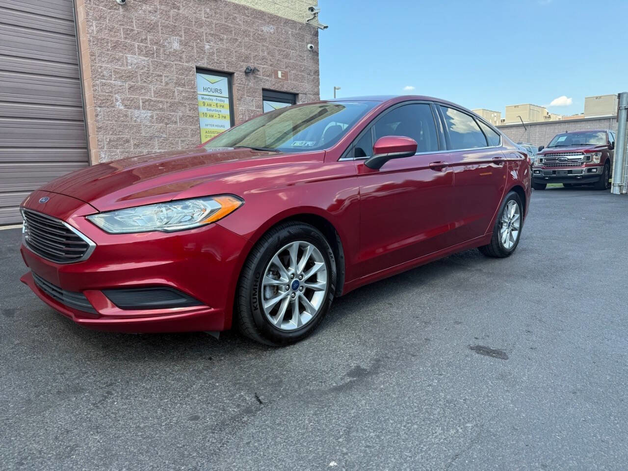 Used 2017 Ford Fusion SE w/ Fusion SE Technology Package image 5