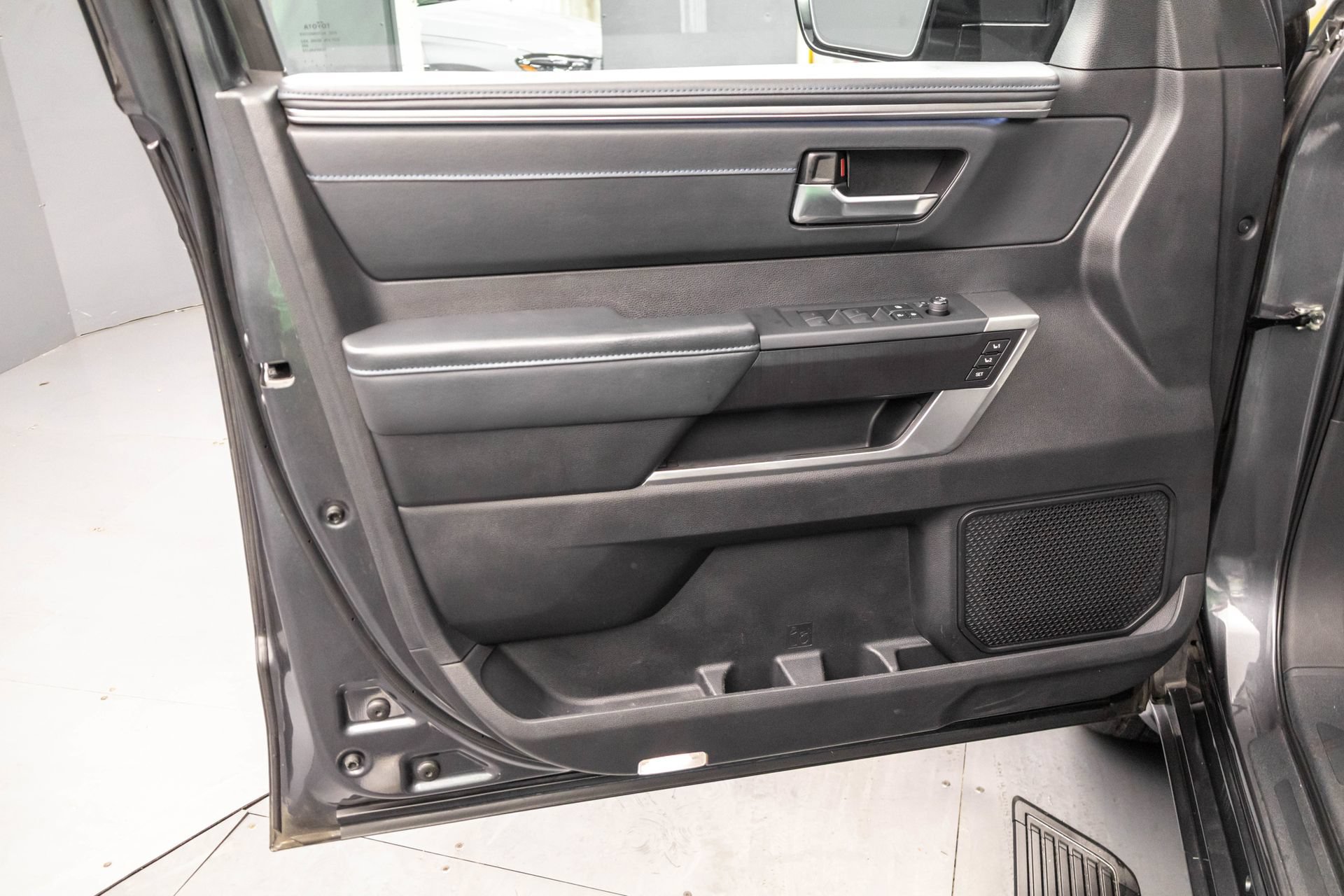 Used 2022 Toyota Tundra Platinum w/ Advanced Package AWD/4WD image 30