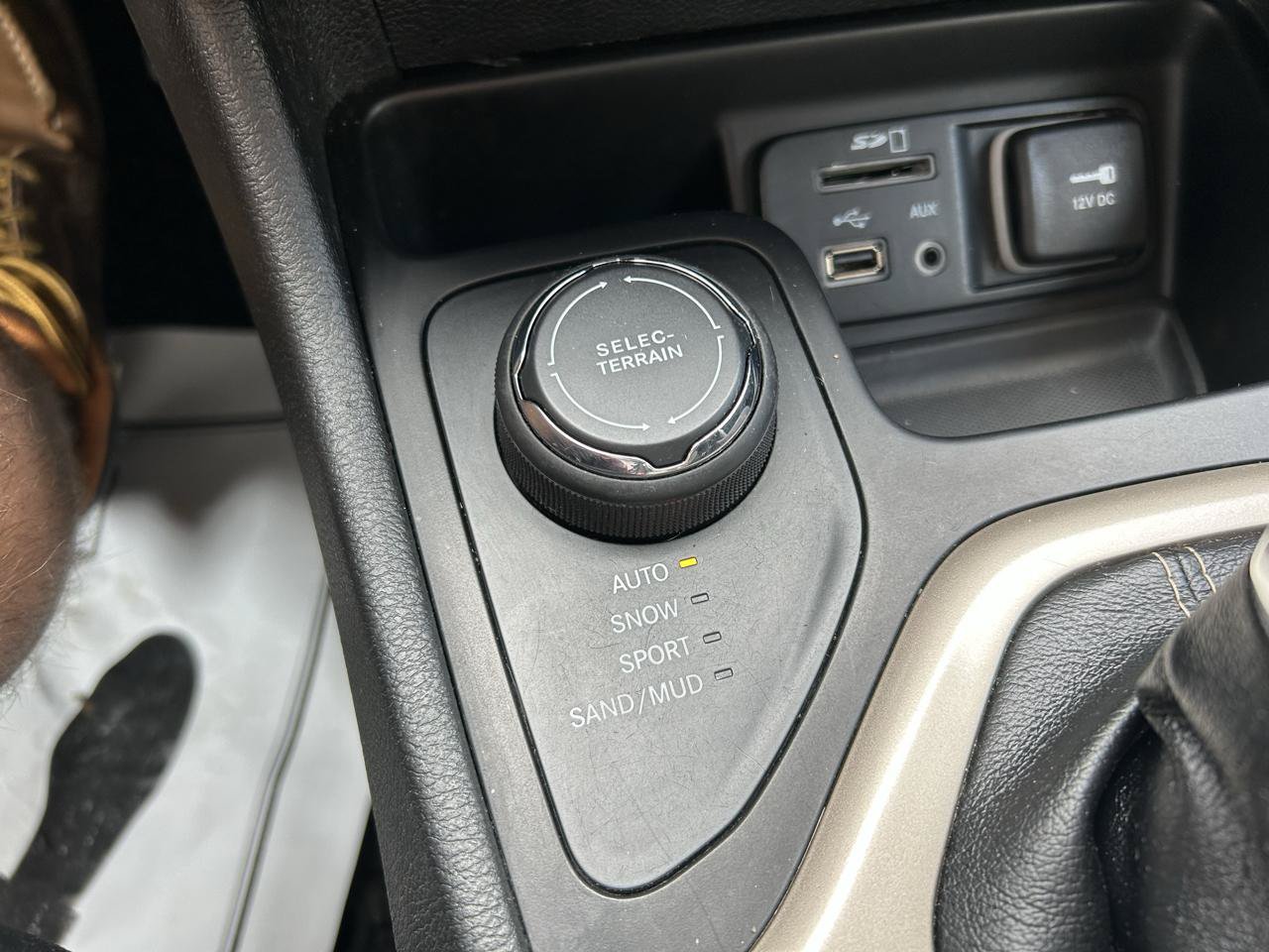 Used 2015 Jeep Cherokee Latitude w/ Cold Weather Group AWD/4WD image 26