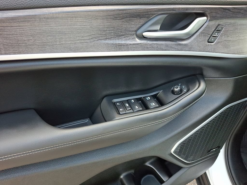 Used 2023 Jeep Grand Cherokee 4WD 4xe w/ Luxury Tech Group II image 13