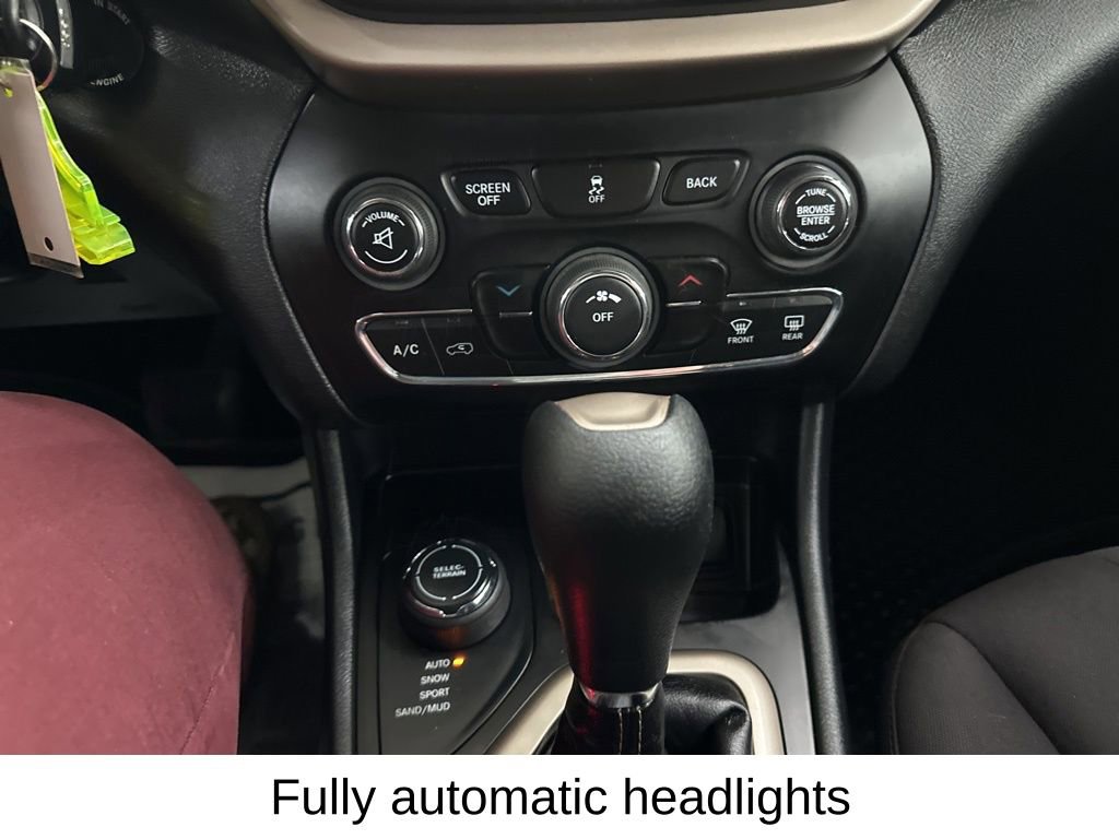 Used 2017 Jeep Cherokee Latitude w/ Cold Weather Group image 40