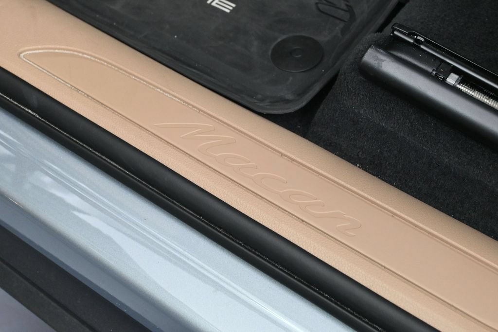 Certified 2026 Porsche Macan AWD/4WD image 28
