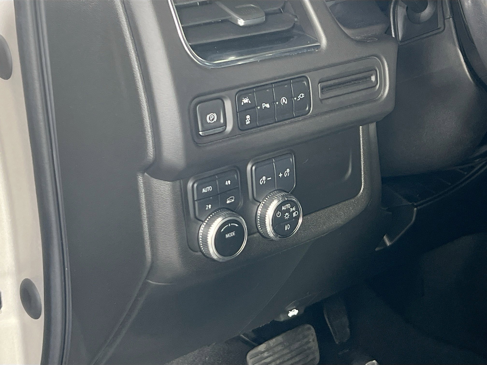 Used 2022 GMC Yukon XL SLE image 10