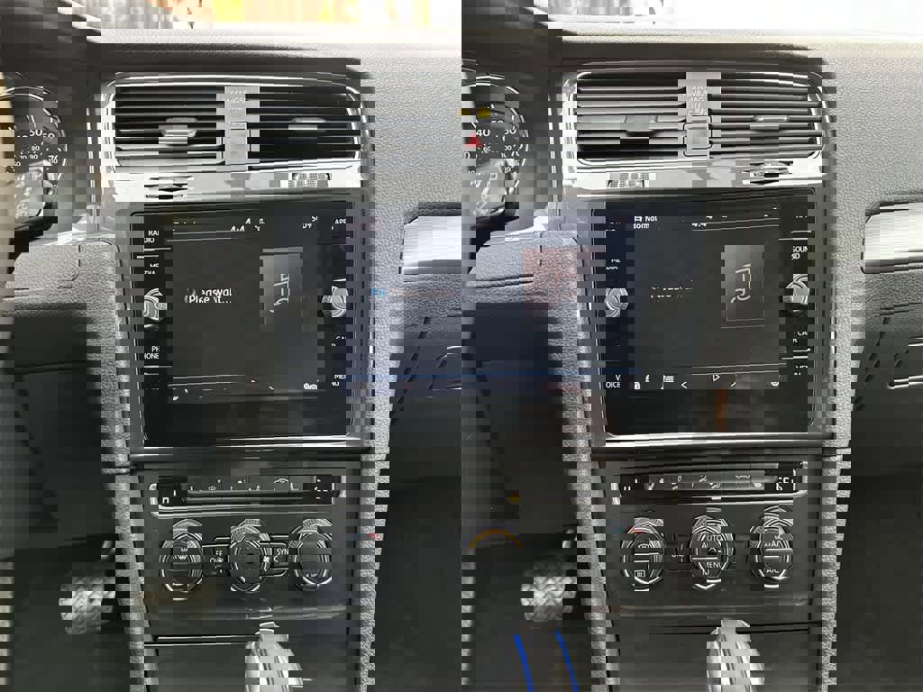 Used 2019 Volkswagen e-Golf SE w/ Driver Assistance Package image 16