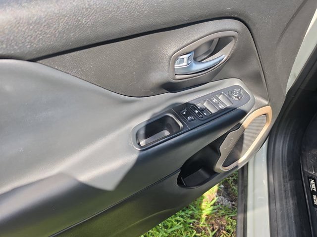 Used 2017 Jeep Renegade Limited FWD image 16