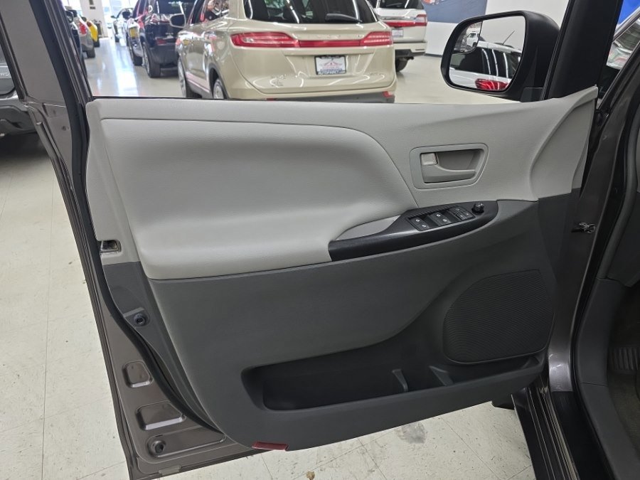 Used 2015 Toyota Sienna L FWD image 13